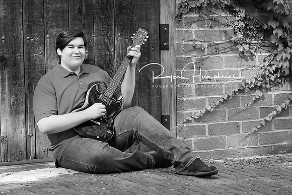 EGuitar_Sitting_B&W_logo